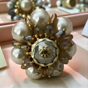 Elegant Pearl and Gold Flower Ring